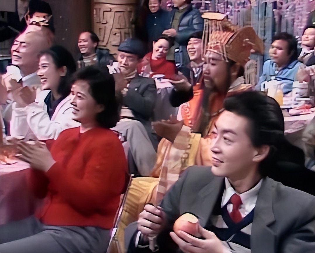 迟重瑞有多帅？87年坐在春晚观众席，那年35岁，唇红齿白意气风发