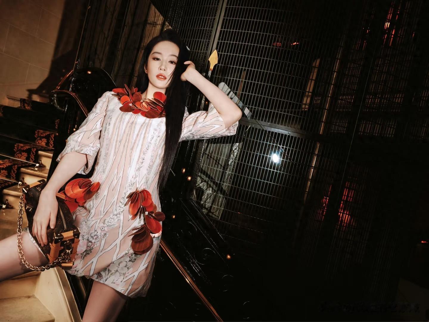 东方美杀疯国际秀场，刘亦菲LV大秀红裙出圈外媒盛赞行走玫瑰花！