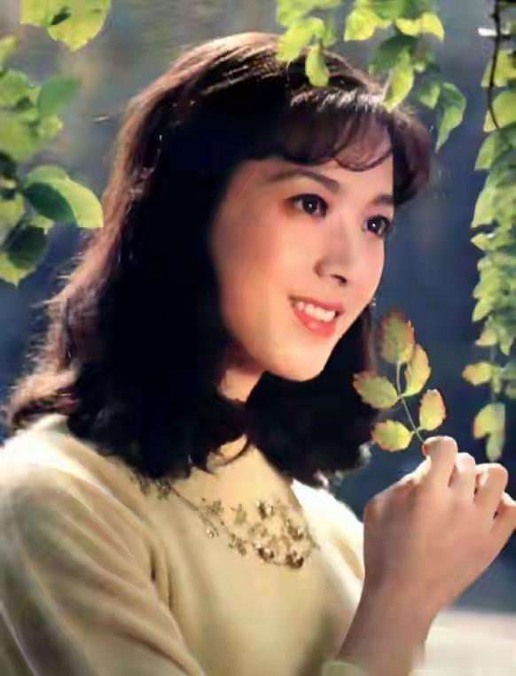 方舒:捧红屠洪刚后被抛弃,独自抚养两个女儿24年,女儿成其骄傲