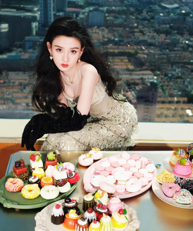 她被称为内娱最美童星，长得明艳贵气 偏偏跌入低谷现重当顶流小花