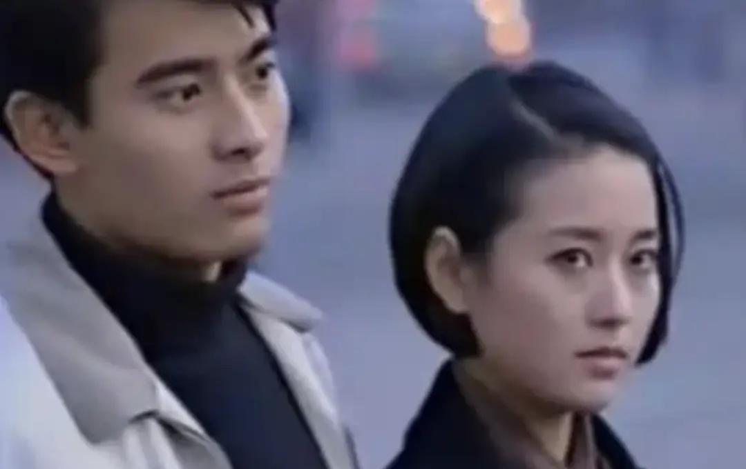 演员陈龙近照曝光！不到50岁牙齿东倒西歪，小10岁妻子仍貌美如花