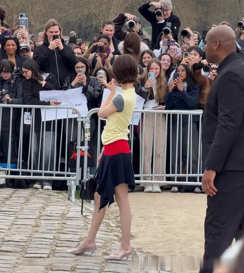 陈都灵巴黎时装周看秀,一头短发俏皮可爱,服装评价却是两极分化