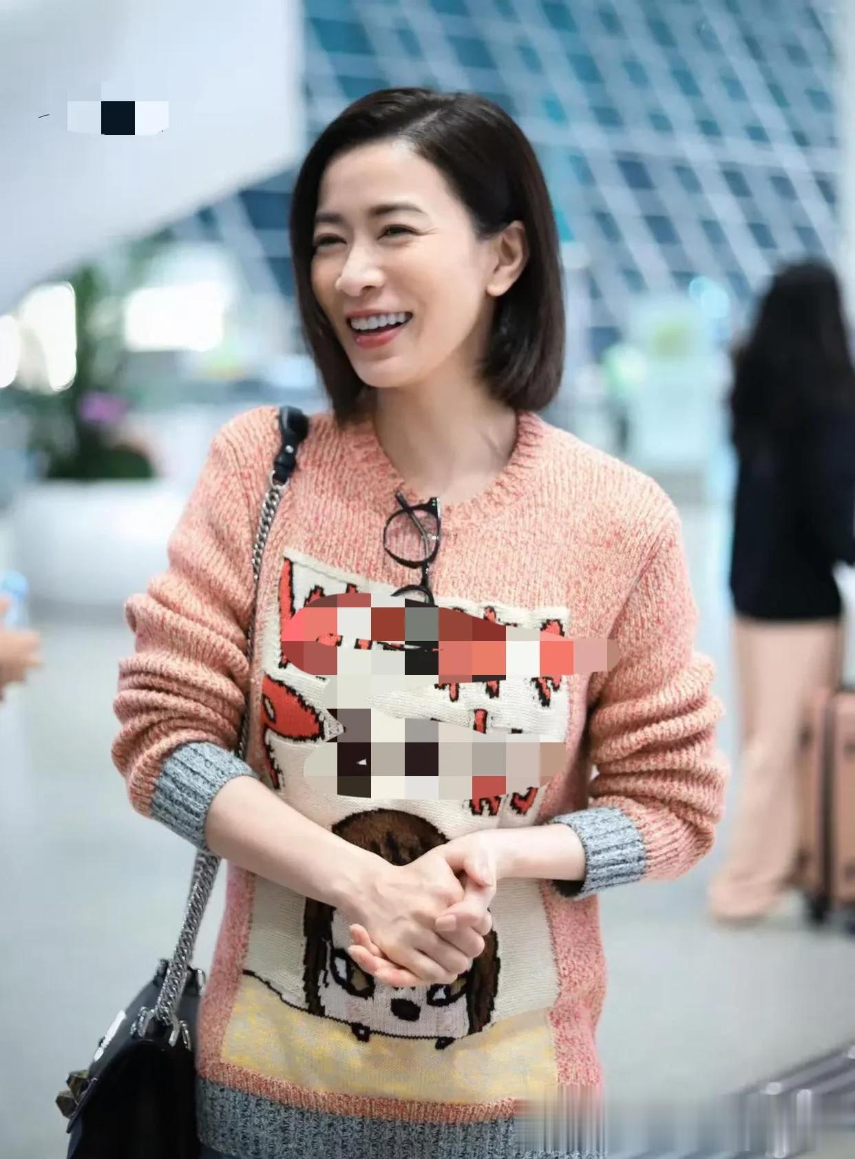 佘诗曼剪了波波头大回春!穿卡通毛衣+牛仔裤,时髦又减龄!