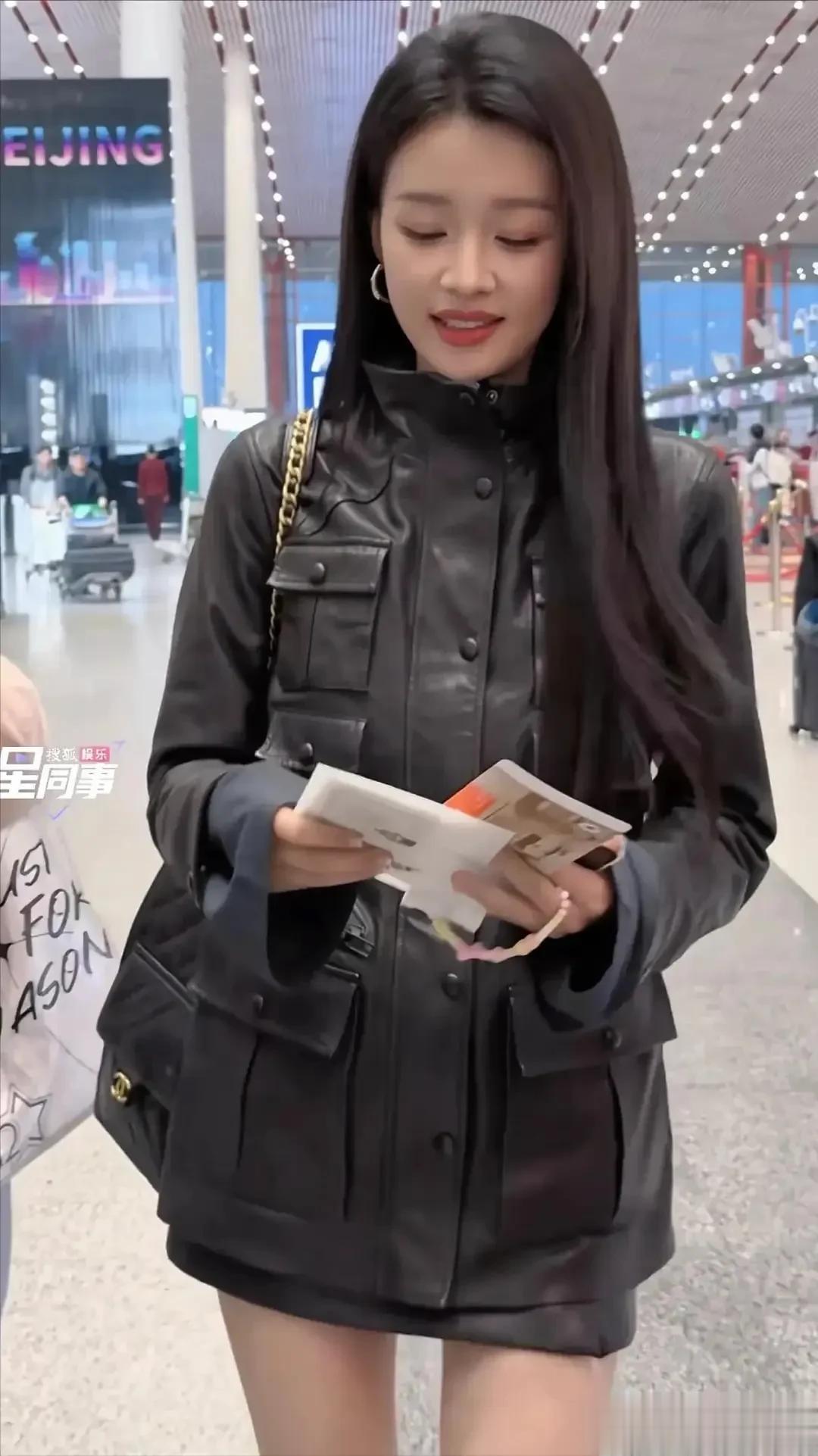 离婚后的孙怡更美了！黑皮衣搭短裙现身机场，又瘦又白少女感爆棚