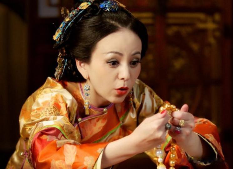 55岁王琳现状：白裙配王冠化身冰雪女王，行走于T台上气场超强