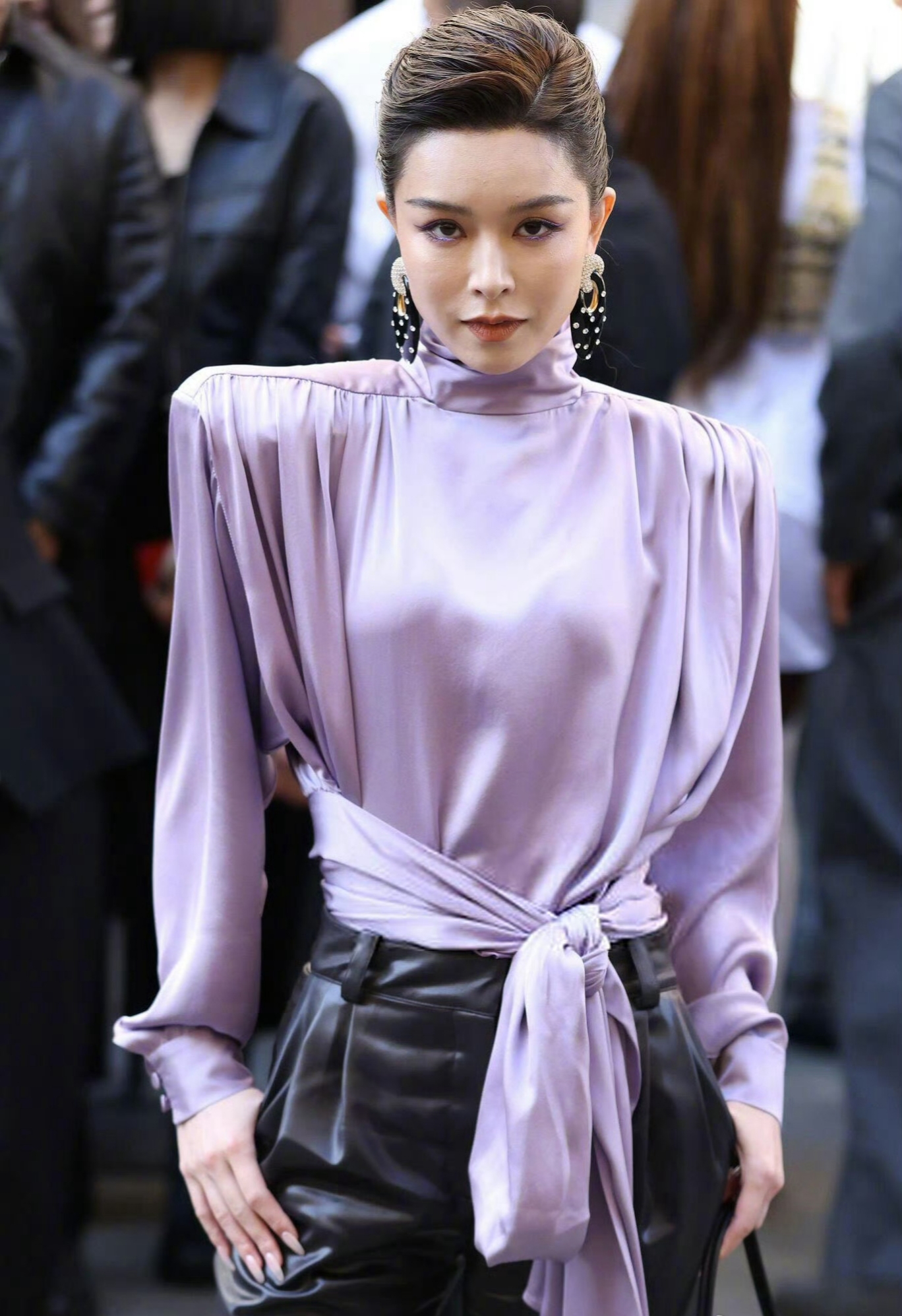 文咏珊巴黎看秀,身穿紫色垫肩上衣加黑色皮裤,复古摩登感满满