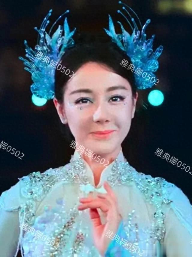 迪丽热巴春晚表现真的差强人意，不是妆容的锅确实脸肿腰粗不上镜