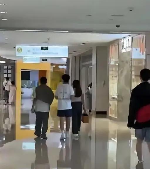 刘涛女儿17岁美出圈！王紫嫣神似妈妈，姐弟俩都超亮眼