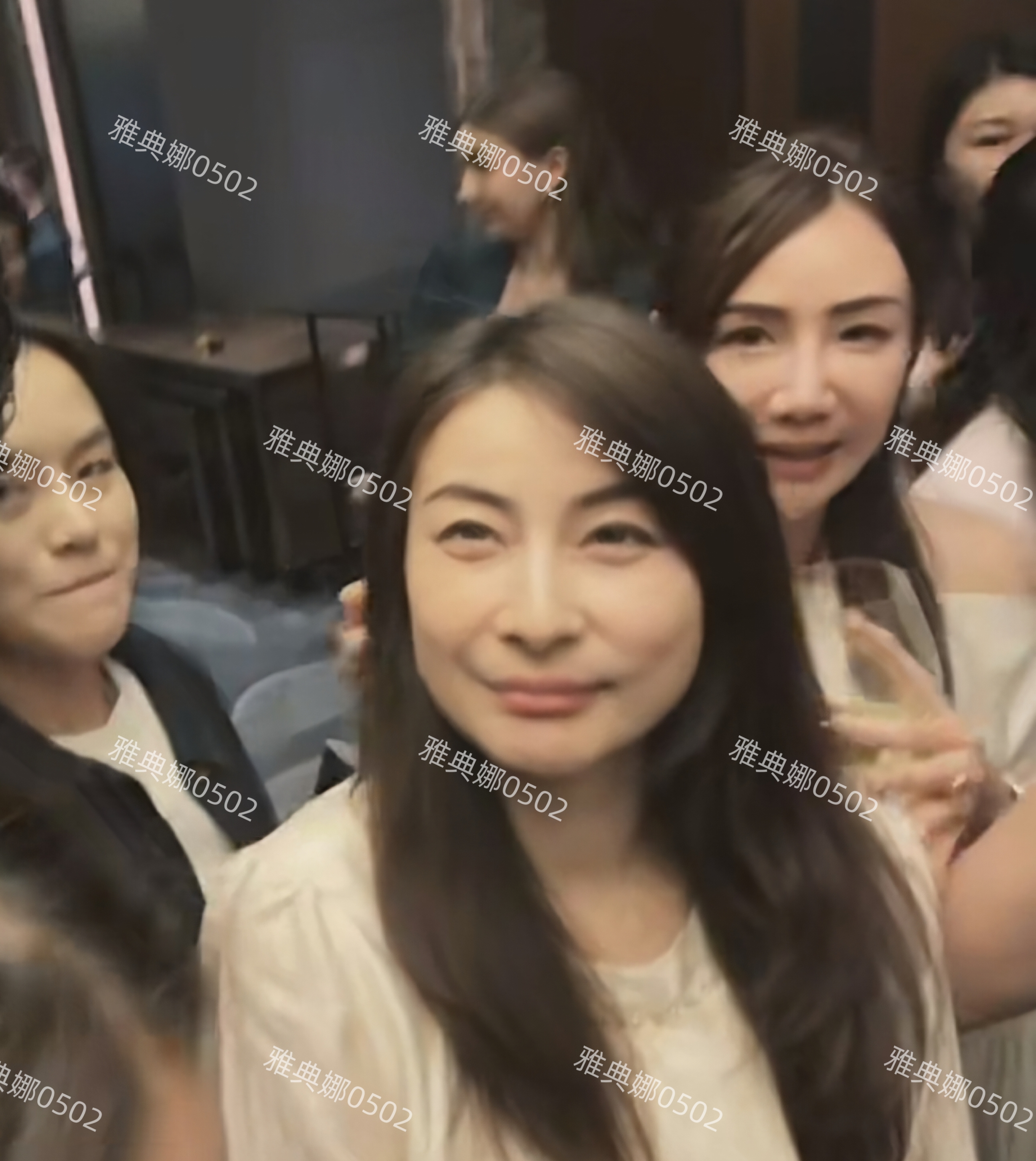 港大经管学院校庆晚宴上见到郭晶晶了，本人眉目舒展笑眼弯弯好美