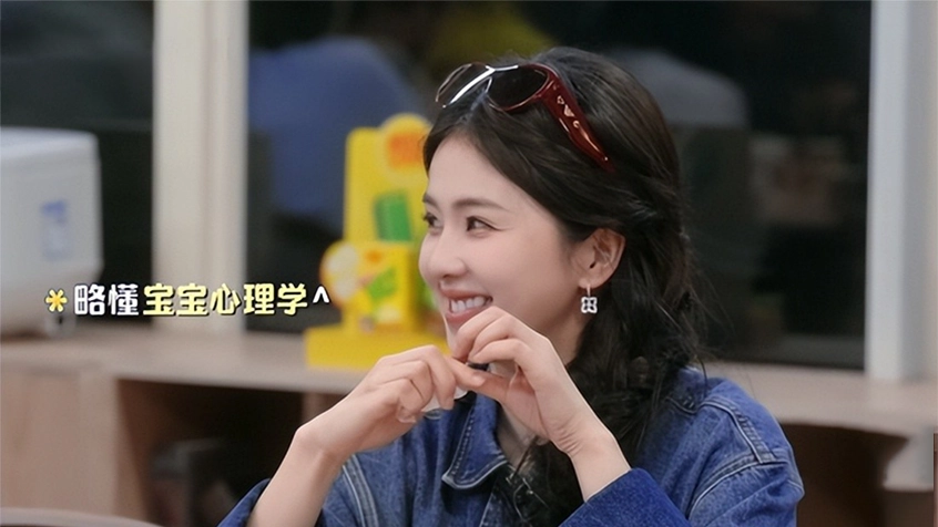 《亲爱的客栈》沈月铺6张床累瘫，白鹿拍男友视角走红：努力人设正失去流量红利