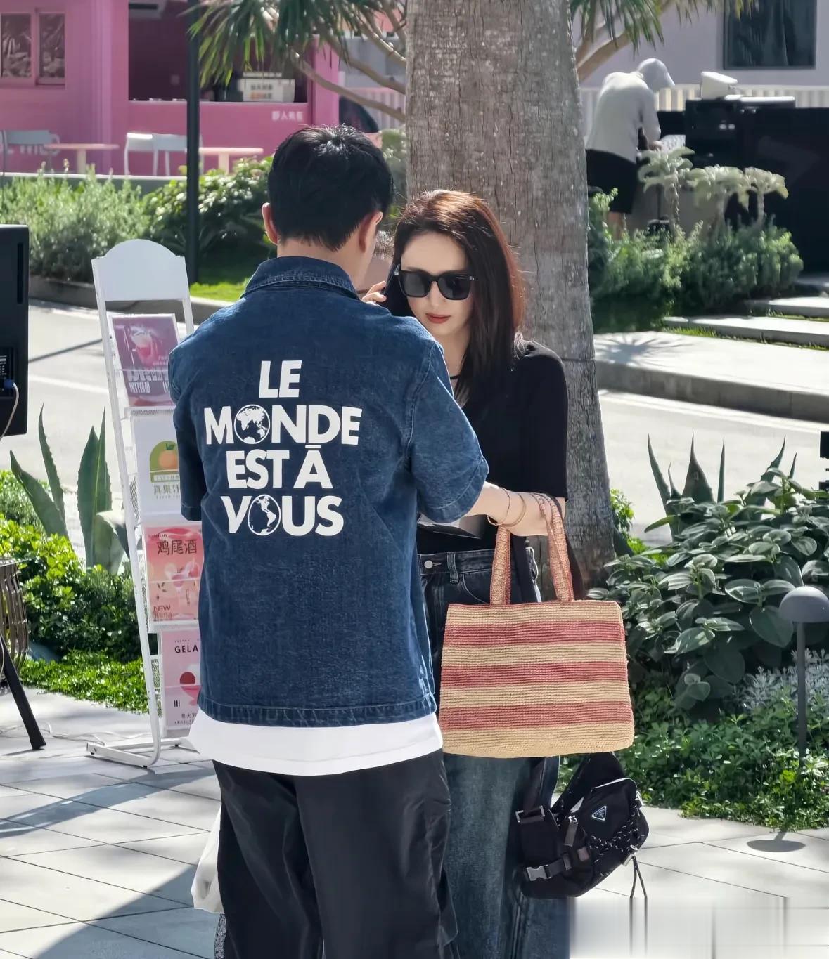 董璇婚后首次回婆家，一大家子人合照，外婆见着外孙眼泪止不住