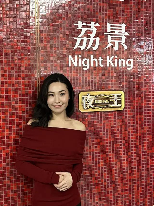 《夜王》“葵芳”现身港铁葵芳站,现场吸引过百人围观,直言好梦幻