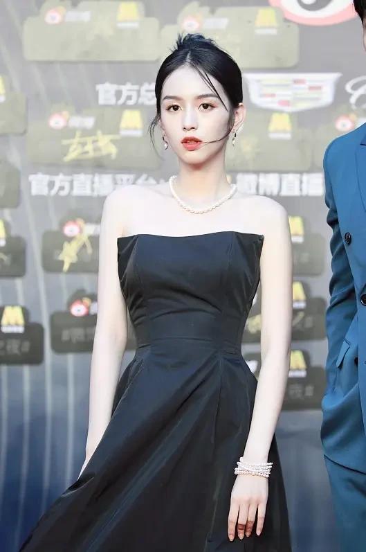 周也，吊带裙写真