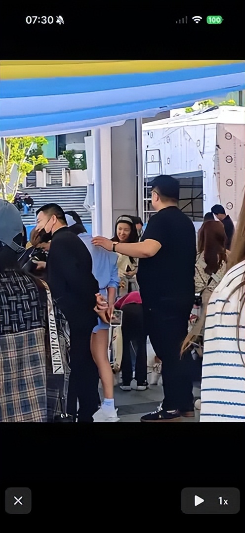 曝网红“猴哥”新恋情！与女伴当街暧昧，女方颜值碾压前妻