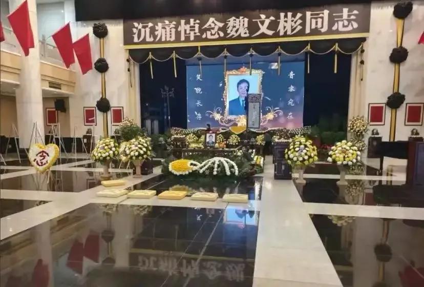 魏文彬追悼会！维嘉低调现身，汪涵留到最后，百人磕头送别太震撼