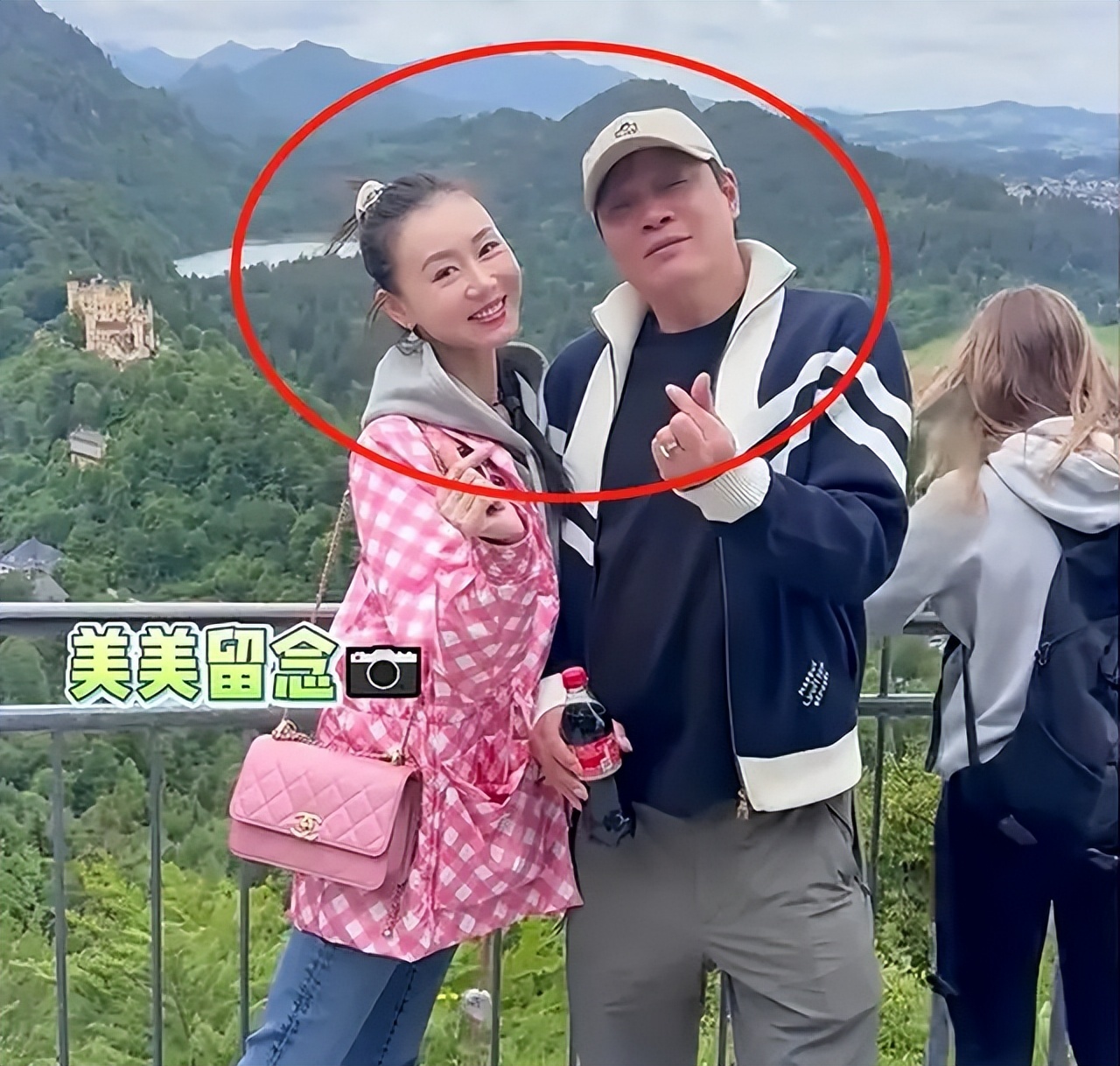 恩爱15年难敌岁月残酷!56岁范志毅身形佝偻,39岁张梦瑾娇美如花