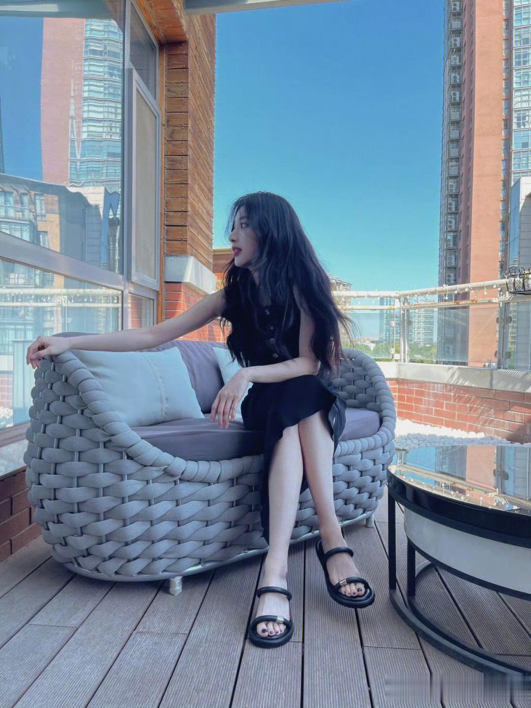 张俪，黑裙子穿搭，优雅的唯美气质。