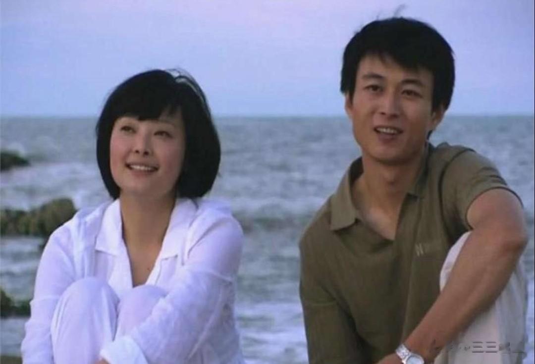 53岁袁立的家,屋内有很多藏品,还有一整墙的书