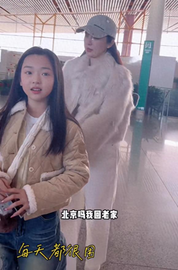 董璇佟丽娅两家三亚度假！小酒窝朵朵同坐泳圈摆pose，张维伊超帅