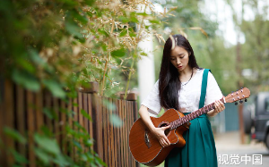 我把妈妈留下的行李箱送给爸爸做新婚礼物，可爸爸当众打开行李箱后，失踪多天的妈妈却摔了出来