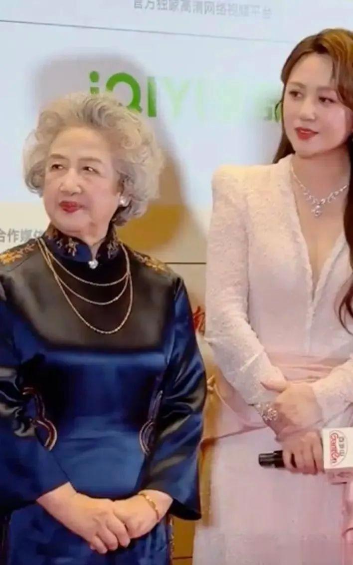 北影节红毯生图来了：高圆圆脸黄土气、戚薇肿胀、马丽惊艳全场！