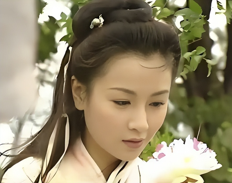 香港知名女星瘦脱相，手臂像火柴棍、脸颊凹陷，56岁仍未婚