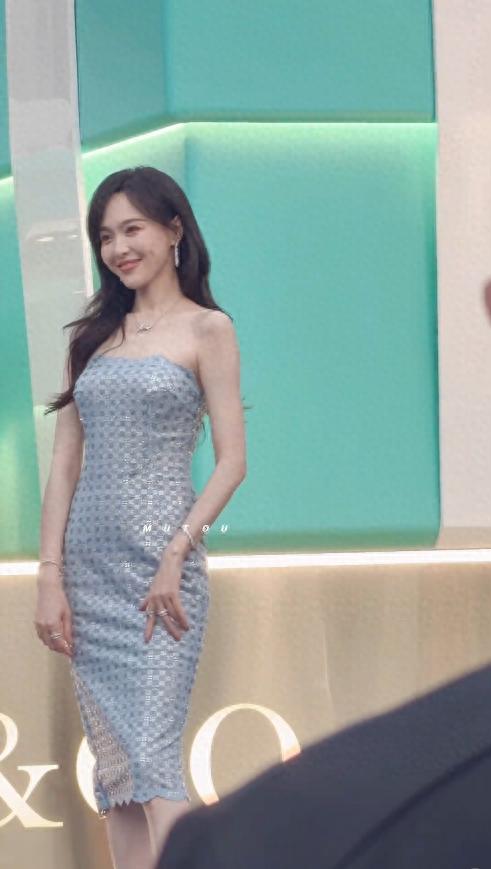 唐嫣北京超市被偶遇，穿粉色毛衣推购物车，脸又长又尖好吸睛