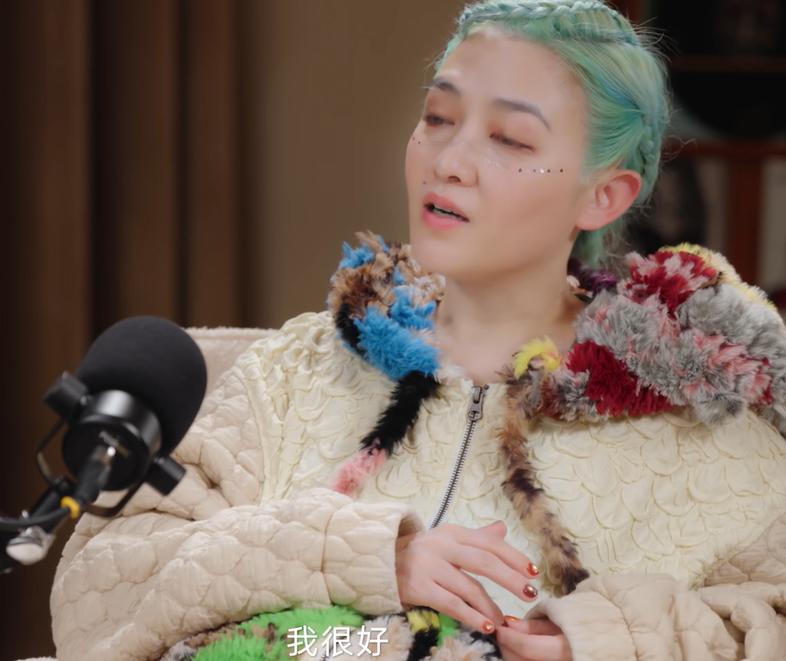 48岁范晓萱不婚不生，不敢参加《浪姐》，首谈2025年逝去的亲朋