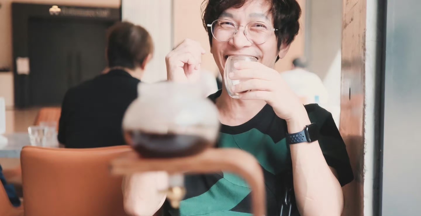 他是梁静茹的表哥，也是一个歌手，52岁依旧未婚