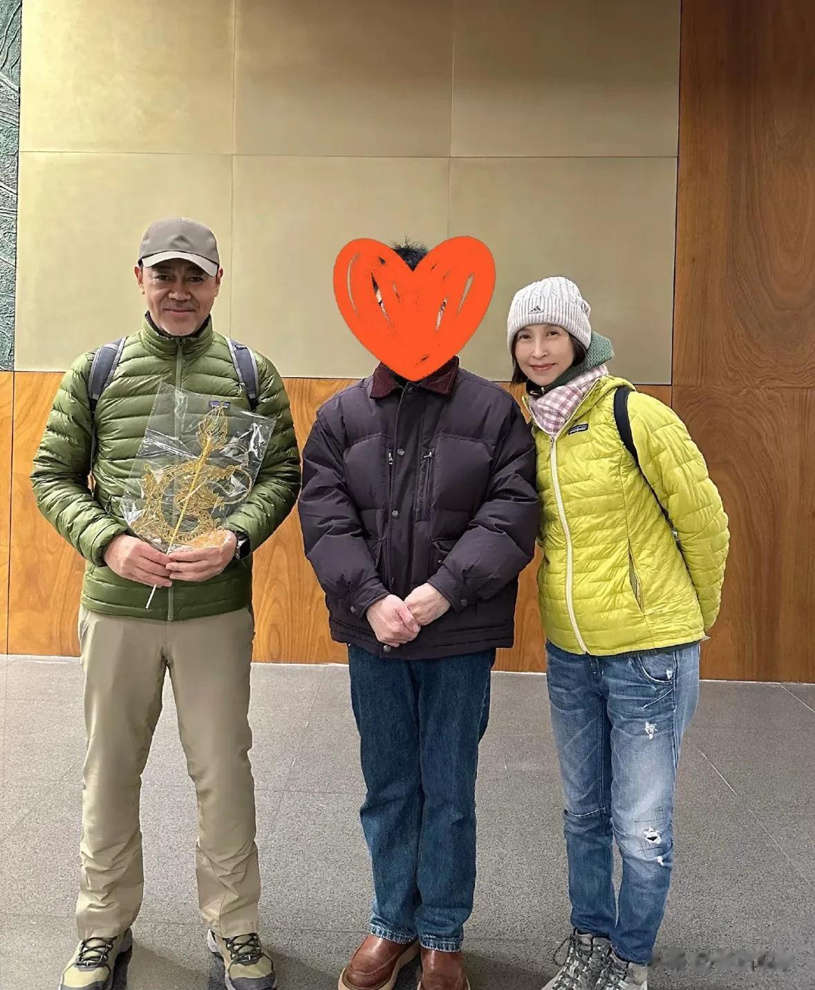 刘青云陪老婆逛洛阳，郭蔼明穿羽绒服配破洞裤，看着比老公小一轮
