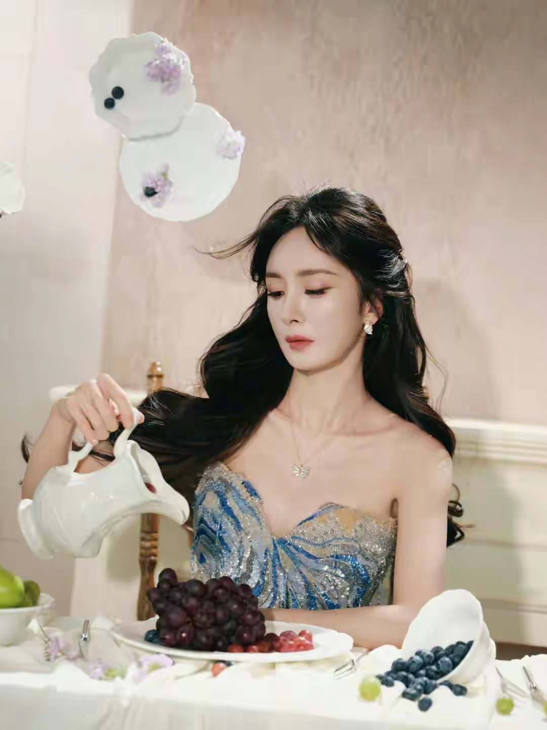 杨幂闪亮抹胸连衣裙