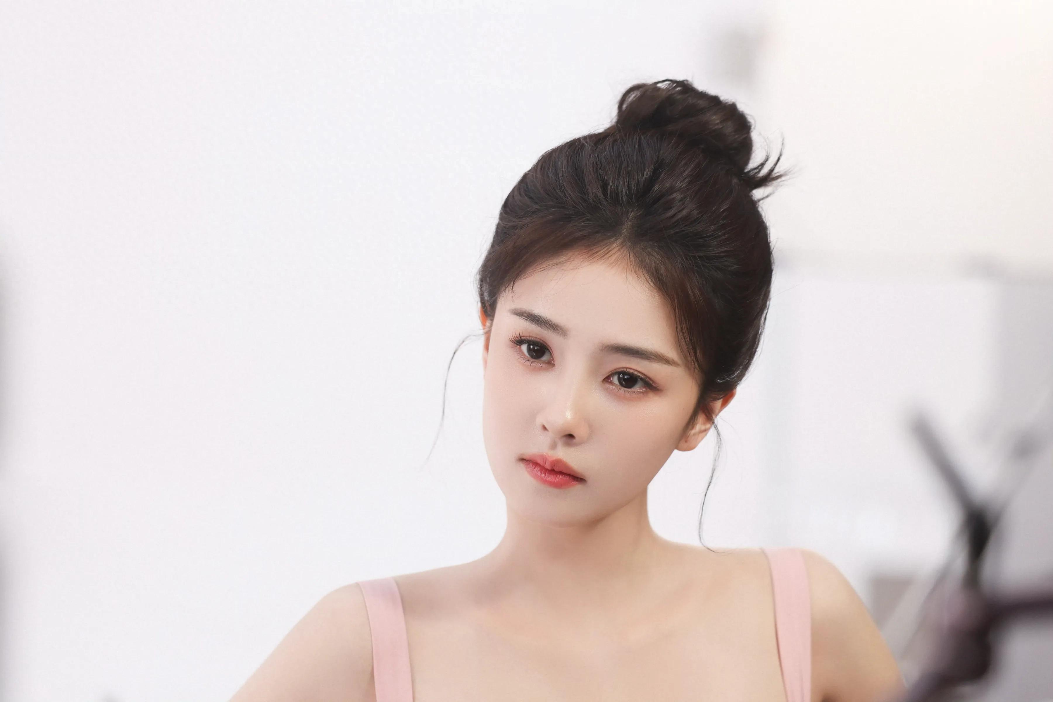 白鹿,红裙似火,明艳动人!