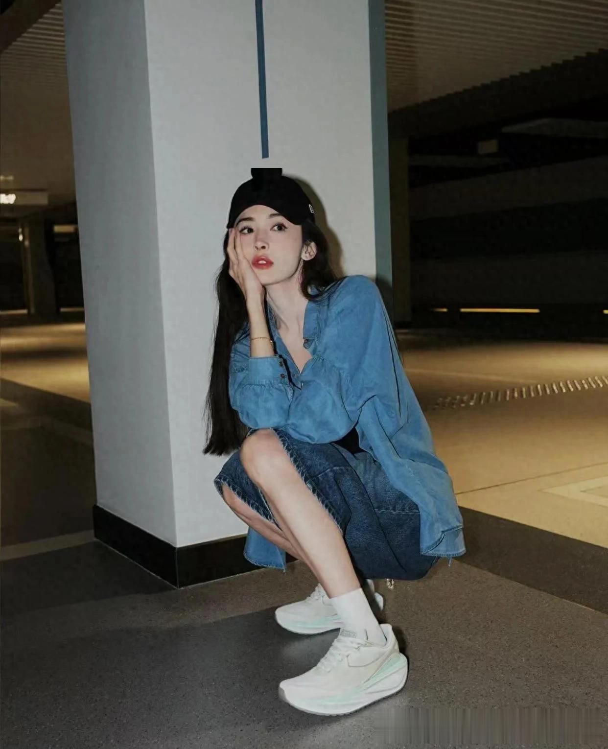 娜扎私服穿搭真时髦！牛仔衬衫+背心+五分裤，休闲随性又减龄！