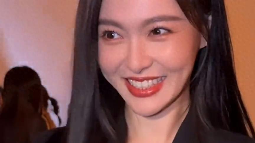 唐嫣米兰看秀帅疯了，无袖西装爆改女霸总，黑长直造型气场全开