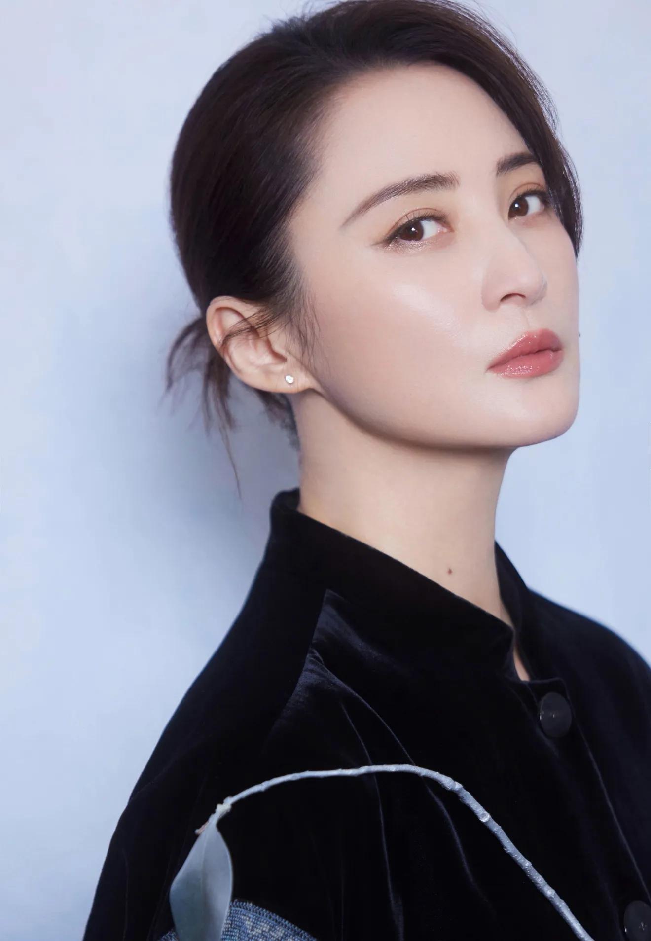 蒋勤勤“骨相美”好突出！穿黑色大衣背黑色包，网友：陈建斌赚了