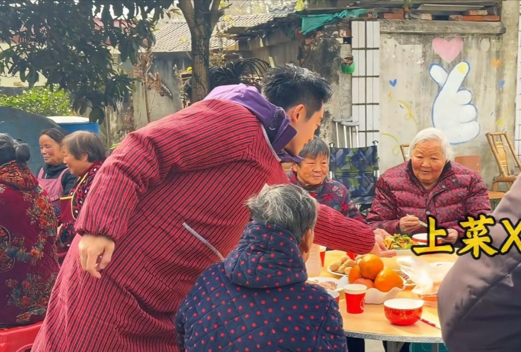 郑恺穿四川省服做饭!下乡为独居老人办杀猪宴,炒菜比老婆还能干