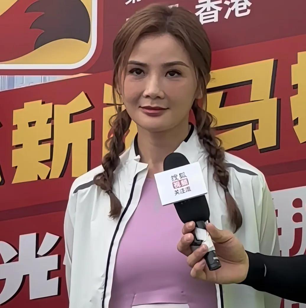 马拉松星光熠熠！阿Sa双马尾装嫩翻车，52岁林志玲侧颜很美