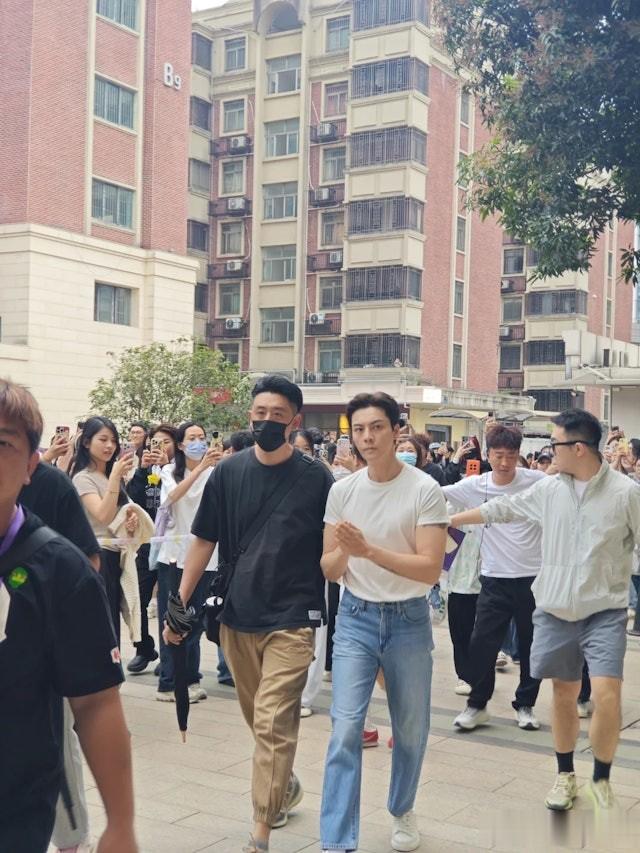 陈伟霆佛山拍剧被野生捕获！全程臭脸无表情 网民狠批“面相不善”