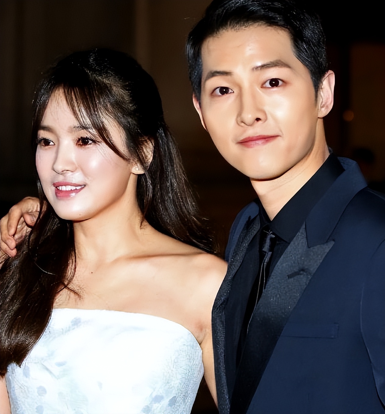 宋慧乔坦白离婚真相一年，公开秀恩爱的宋仲基，终于不再顾忌体面