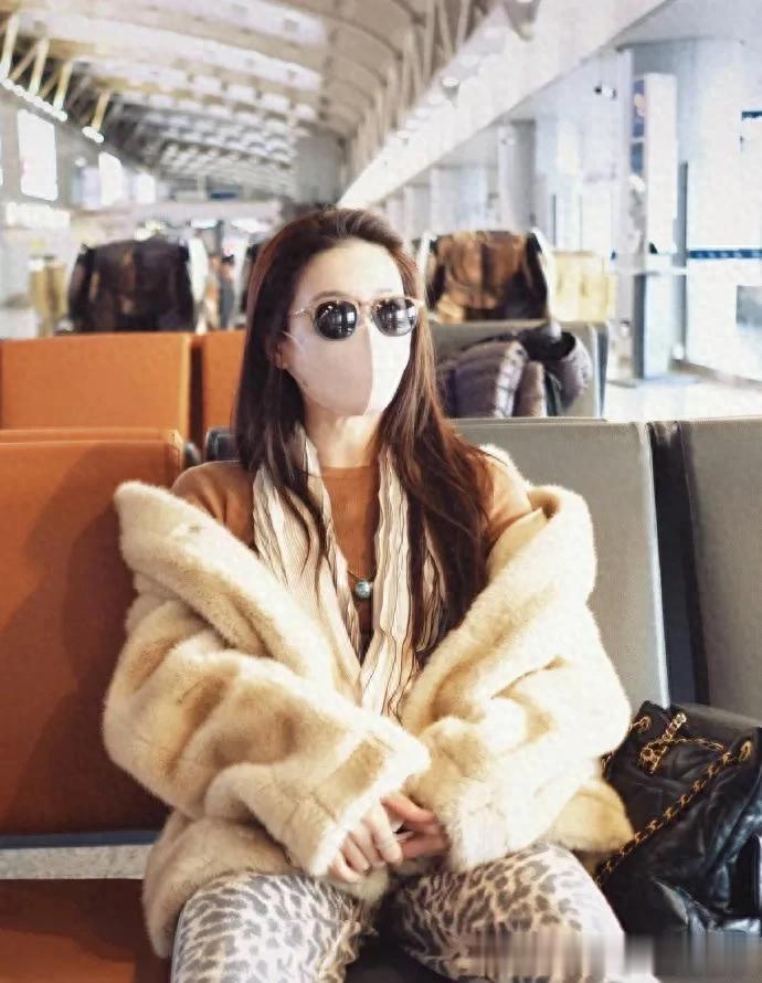 江疏影机场私服真时髦！穿毛绒外套+豹纹裤，洋气又高级！