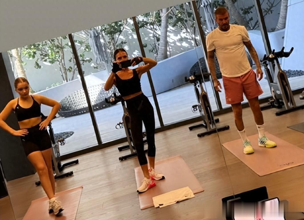 贝嫂最新街拍！脸上皮肤干瘪，手上皱巴巴，断崖式衰老，不像51岁