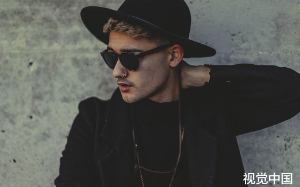 学弟抱着襁褓婴儿当众哭诉我抛夫弃子，可我只是个留着长发的男生啊！