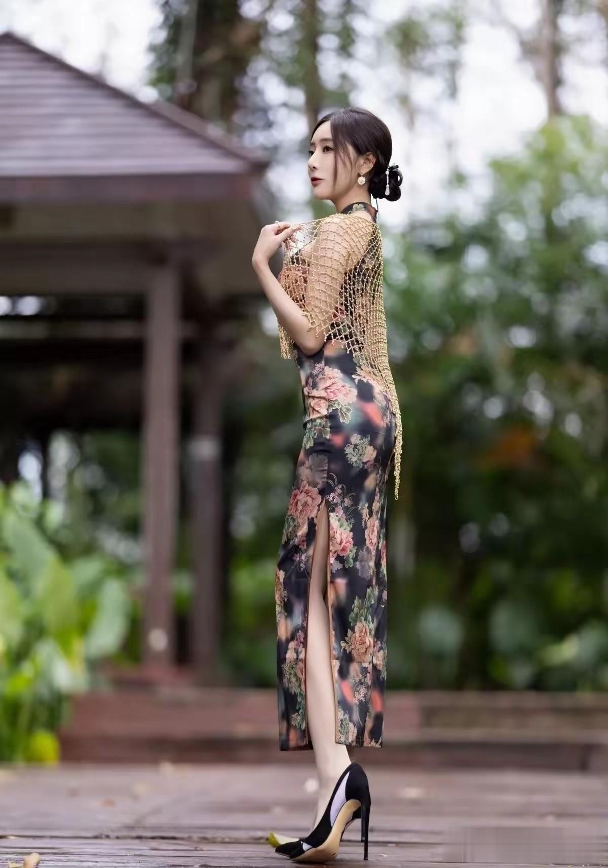 王馨瑶复古改良旗袍造型简直美到犯规，直接把我眼球给\焊\住了