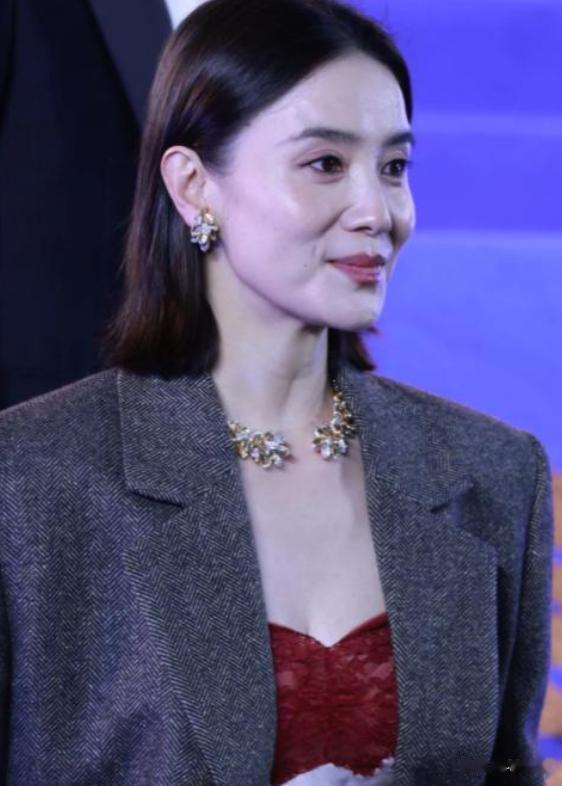 北影节红毯生图来了：高圆圆脸黄土气、戚薇肿胀、马丽惊艳全场！