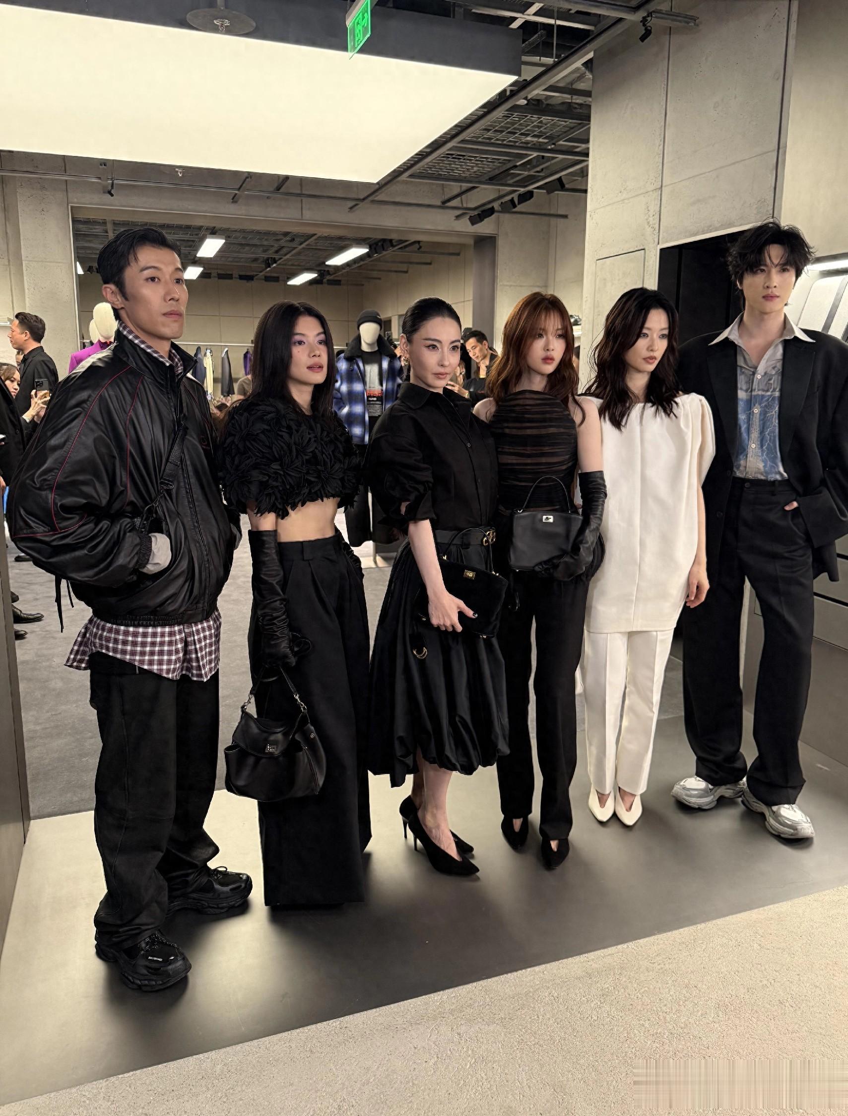 张柏芝、杨超越、周游、展轩、马吟吟、李蔓瑄巴黎世家活动大合影