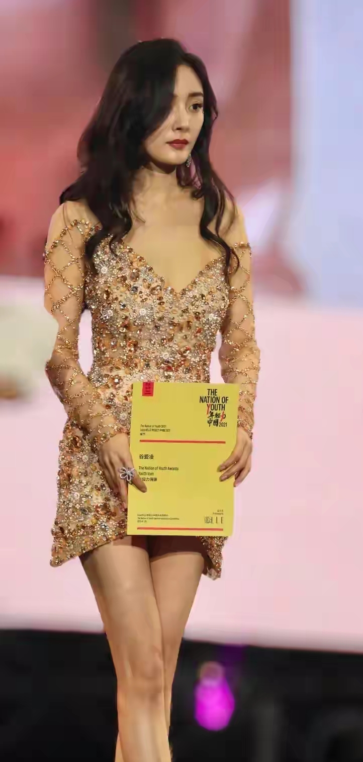 妈呀，近看杨幂头大，皮肤也没网上传的那么好，不过双腿是真长呀