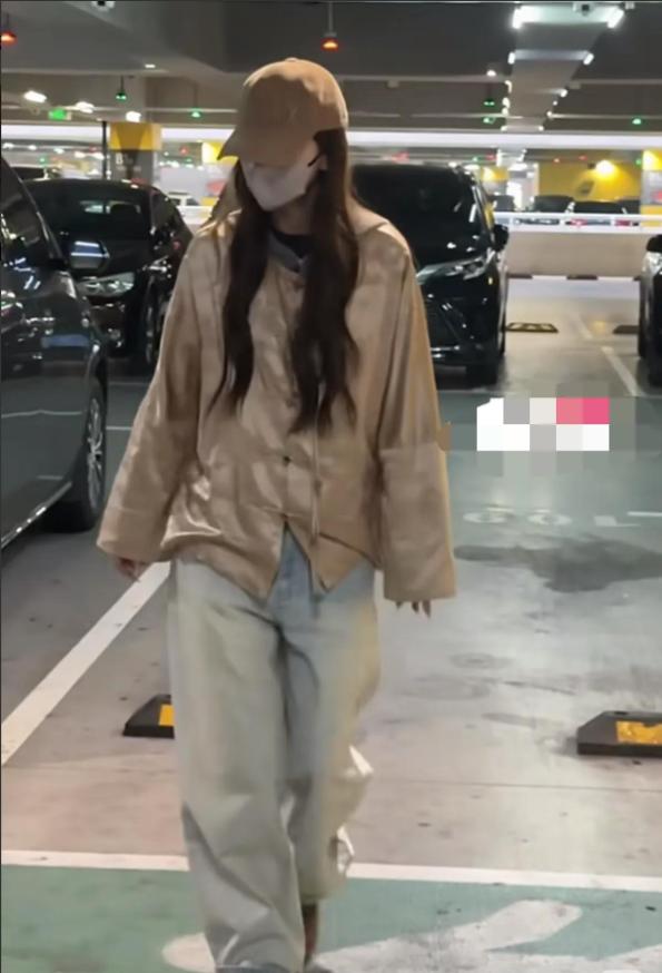 Baby带8岁小海绵回上海过年！穿新中式满身黄金奢侈品，有点土气