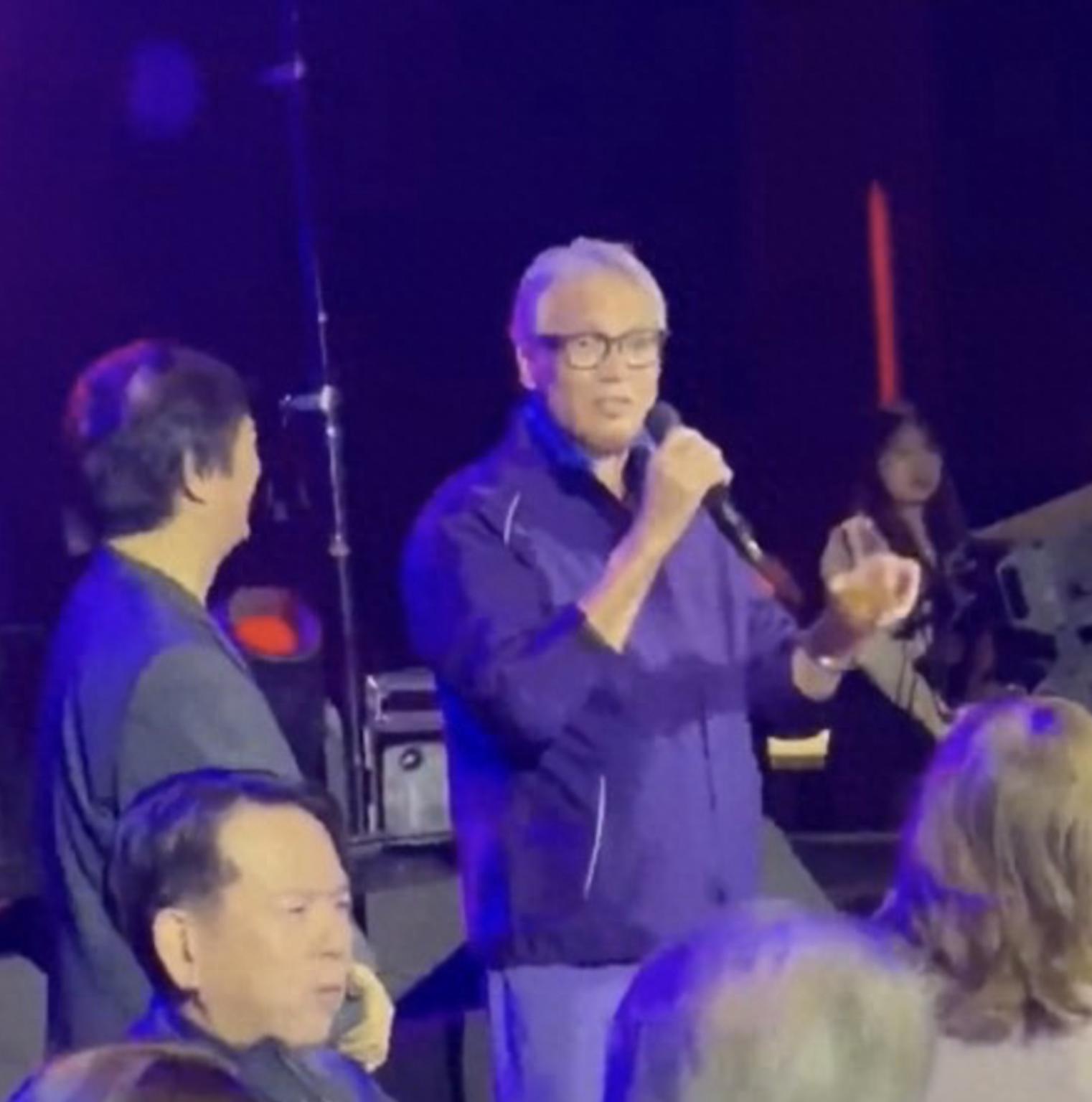 80岁秦祥林现身台湾近况曝光，满头白发风采不减，常年居住在美国