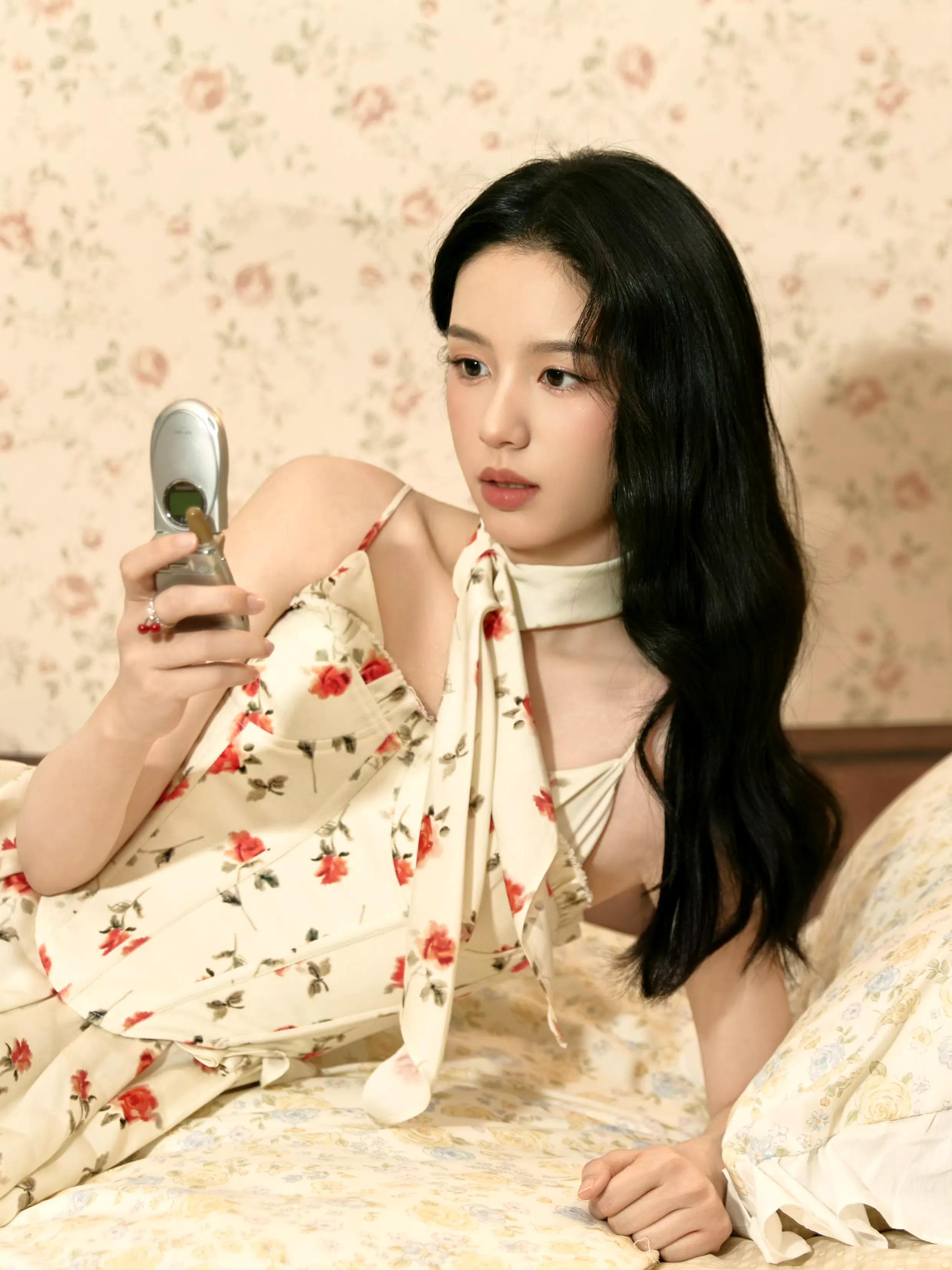 周也吊带裙写真