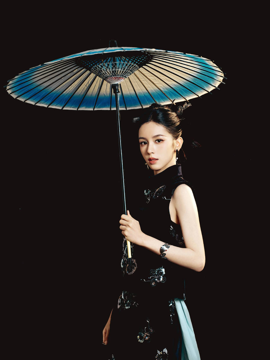 周也穿新中式旗袍 尽显东方韵味